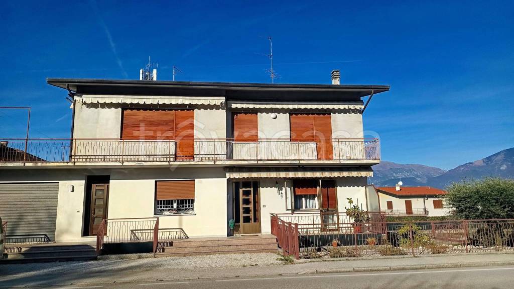 casa indipendente in vendita a Colle Umberto