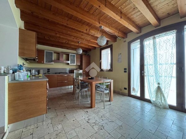 casa indipendente in vendita a Colle Umberto