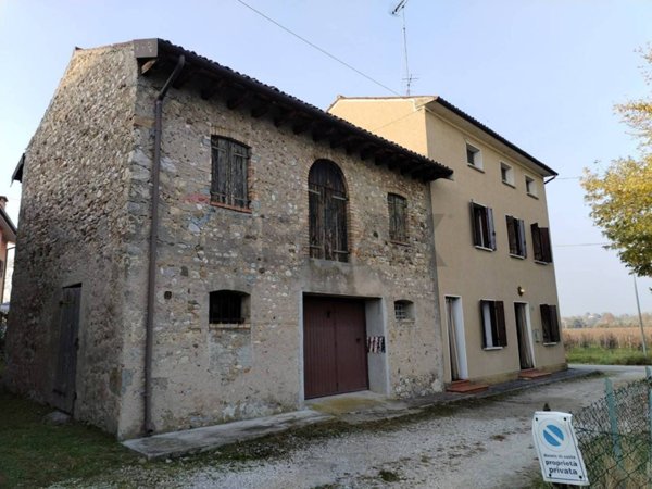 casa indipendente in vendita a Colle Umberto