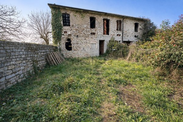 casa indipendente in vendita a Colle Umberto