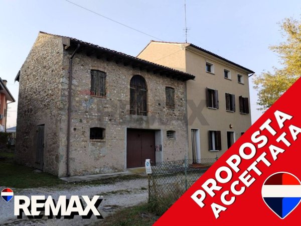 casa indipendente in vendita a Colle Umberto