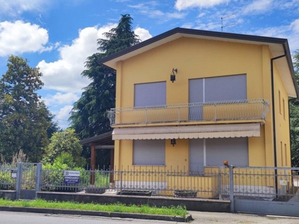 casa indipendente in vendita a Colle Umberto