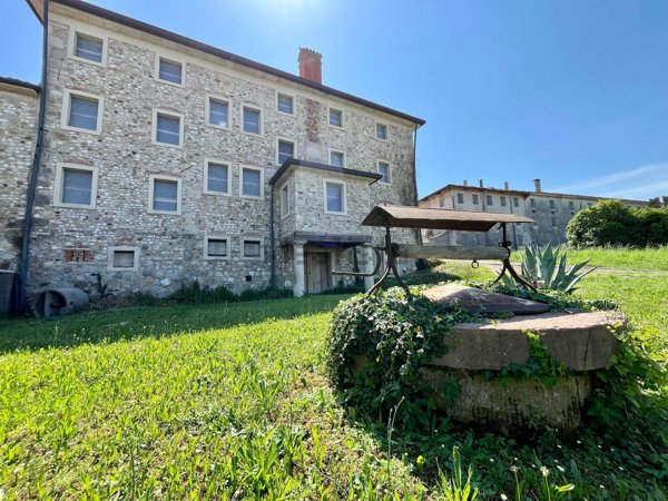 casa indipendente in vendita a Colle Umberto