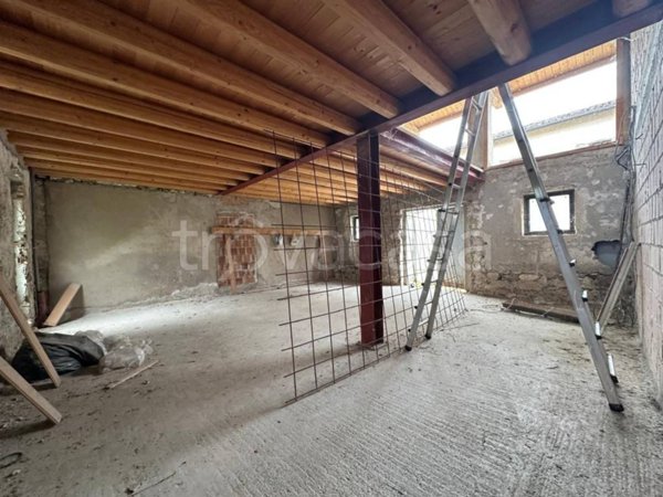 casa indipendente in vendita a Colle Umberto