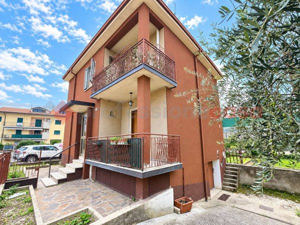 casa indipendente in vendita a Colle Umberto in zona San Martino
