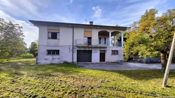 casa indipendente in vendita a Colle Umberto