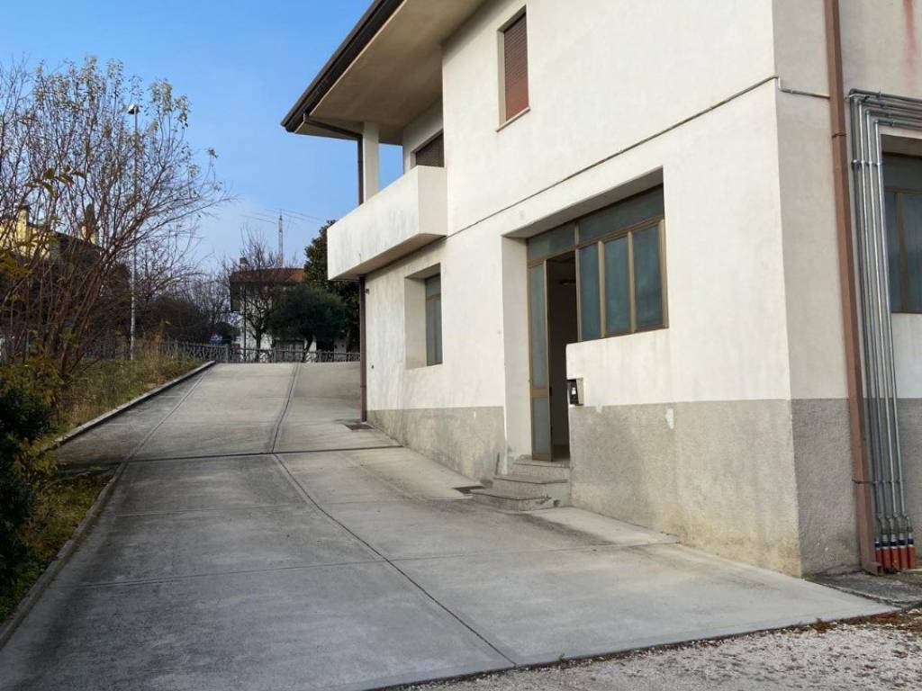 locale di sgombero in vendita a Conegliano in zona Ogliano