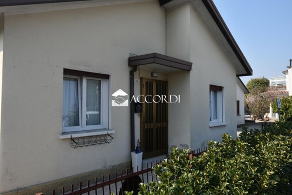 negozio in vendita a Conegliano in zona Scomigo