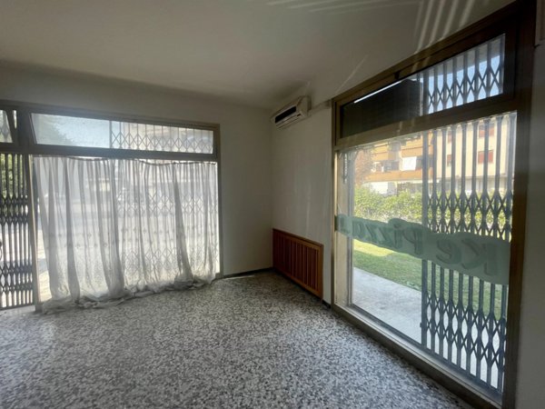 negozio in vendita a Conegliano in zona Parè