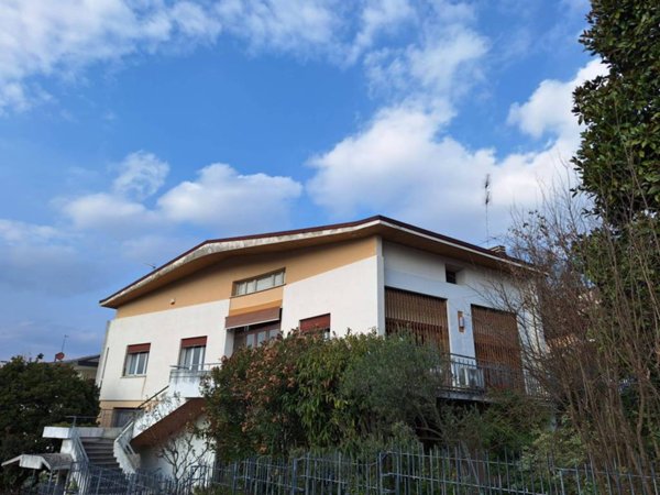esavano in vendita a Conegliano in zona Ogliano