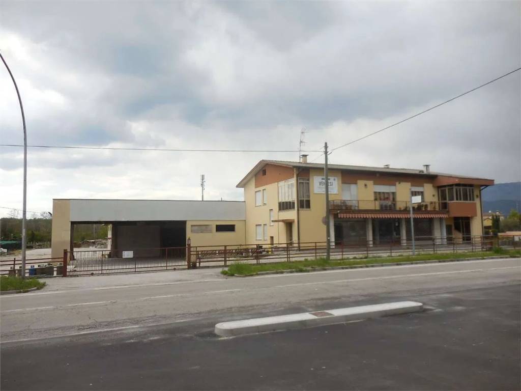 negozio in vendita a Conegliano in zona Scomigo