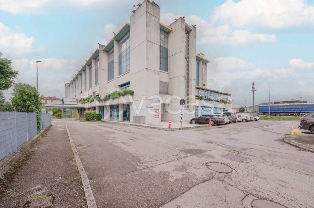 ufficio in vendita a Conegliano in zona Costa