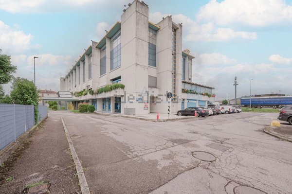 ufficio in vendita a Conegliano in zona Campolongo