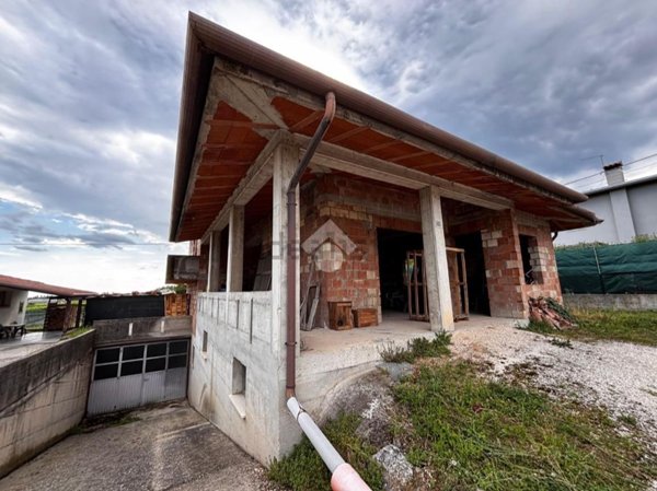 casa indipendente in vendita a Cornuda