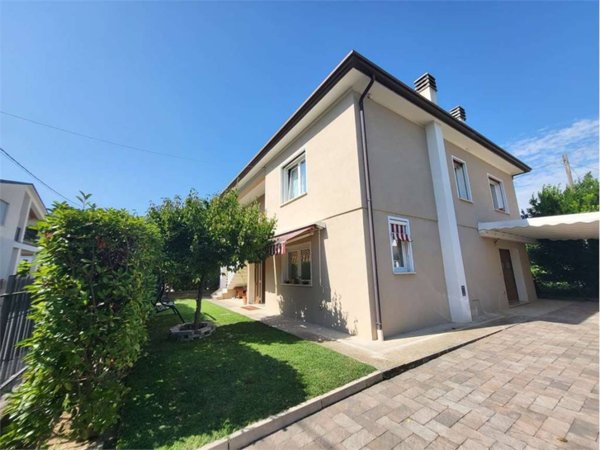 casa indipendente in vendita a Cornuda