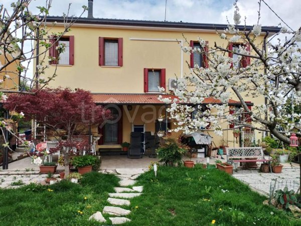 casa indipendente in vendita a Cornuda