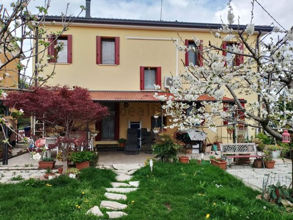 casa indipendente in vendita a Cornuda