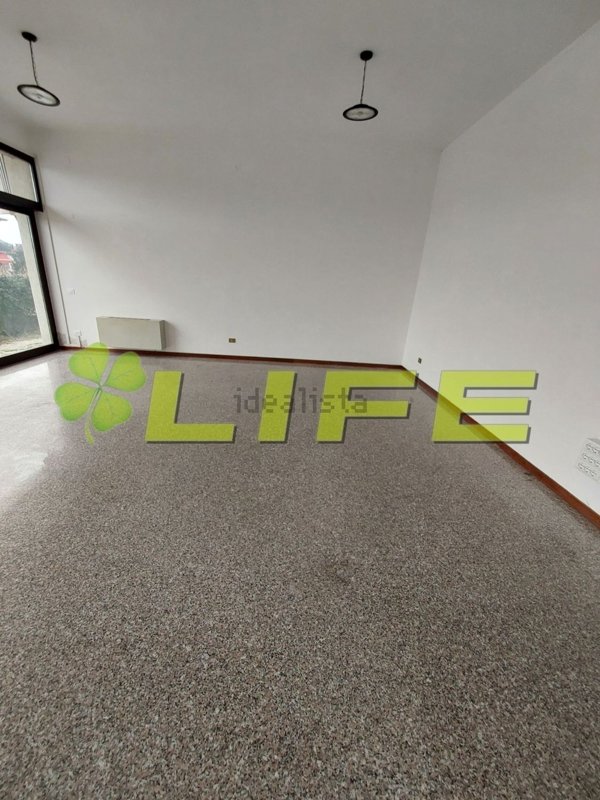 negozio in vendita a Cornuda