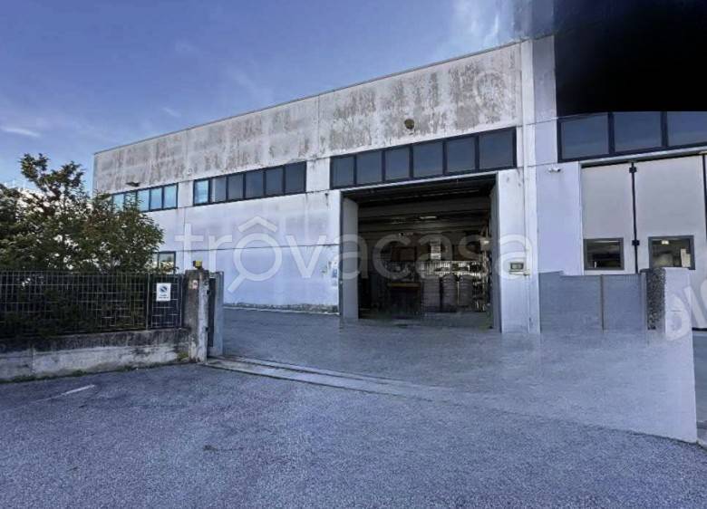 locale commerciale in vendita a Cornuda