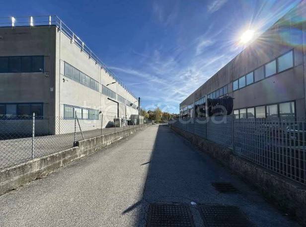 locale commerciale in vendita a Cornuda