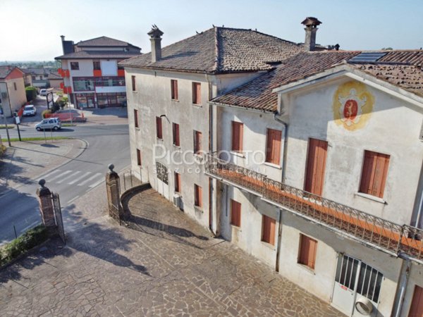 locale di sgombero in vendita a Fonte