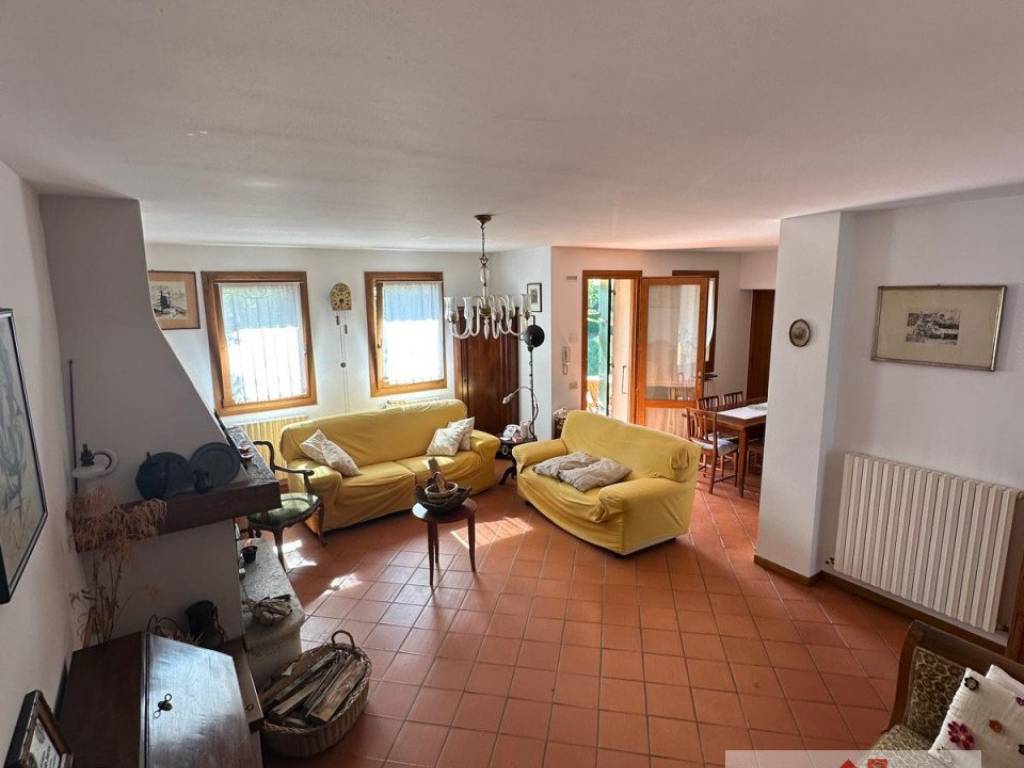 casa indipendente in vendita a Giavera del Montello in zona Santi Angeli