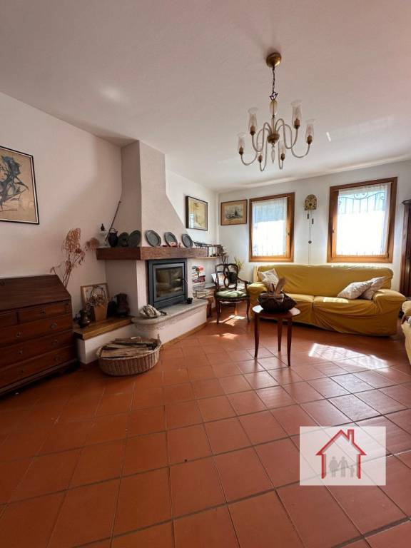 casa indipendente in vendita a Giavera del Montello in zona Santi Angeli