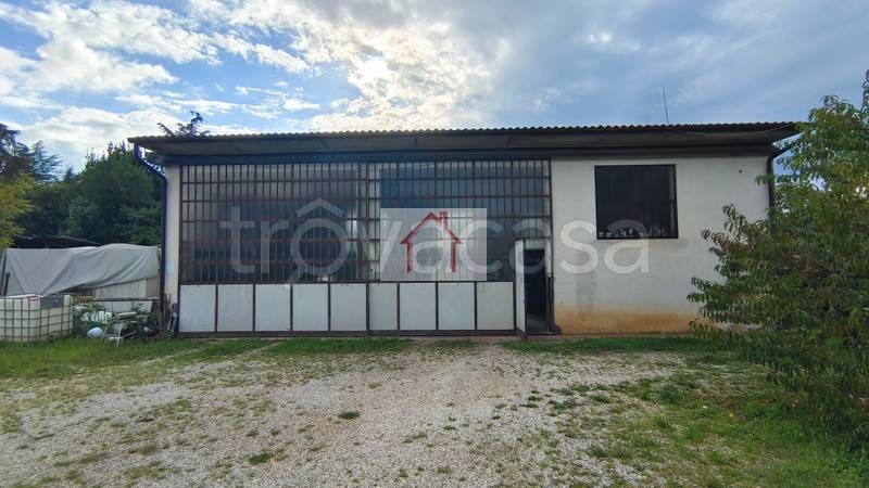 locale commerciale in vendita a Giavera del Montello in zona Santi Angeli