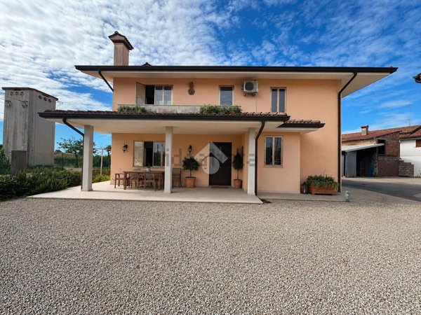 casa indipendente in vendita a Giavera del Montello in zona Cusignana