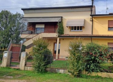casa indipendente in vendita a Giavera del Montello in zona Santi Angeli