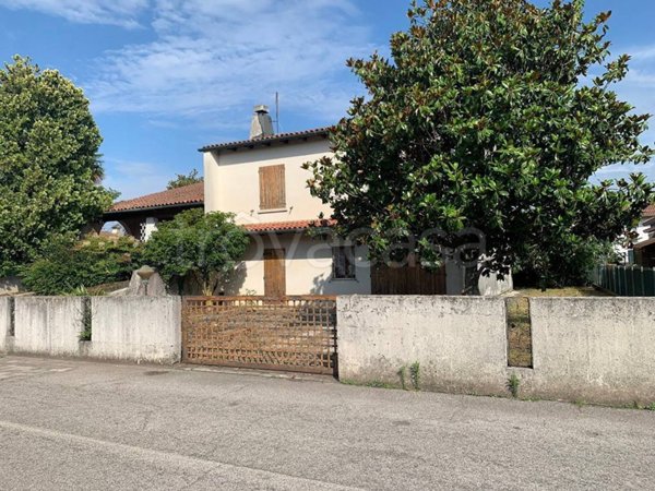 casa indipendente in vendita ad Istrana in zona Sala