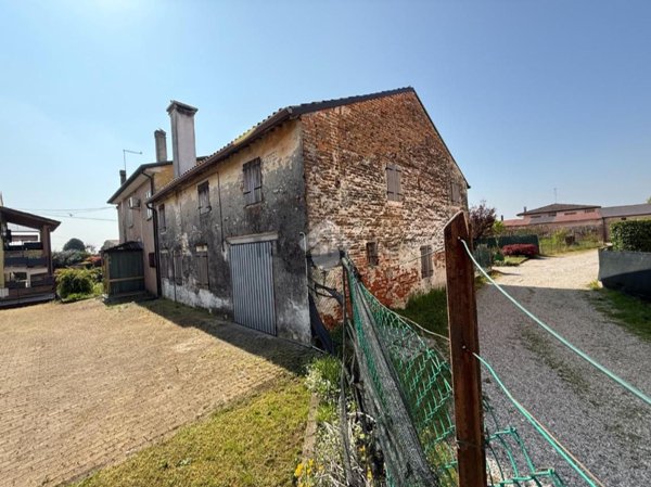 locale di sgombero in vendita ad Istrana in zona Villanova