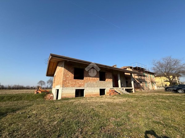casa indipendente in vendita ad Istrana in zona Sala