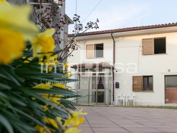 casa indipendente in vendita ad Istrana in zona Sala