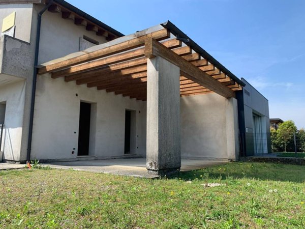 casa indipendente in vendita a Loria