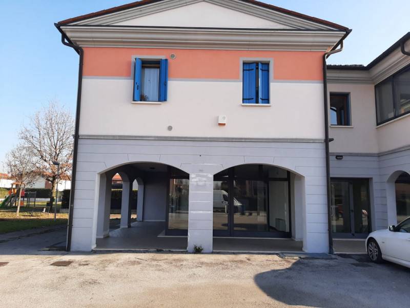 negozio in vendita a Loria in zona Castione