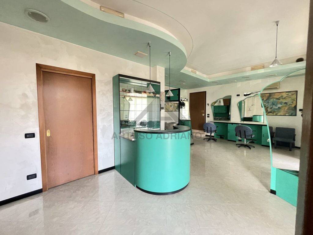 negozio in vendita a Loria in zona Bessica