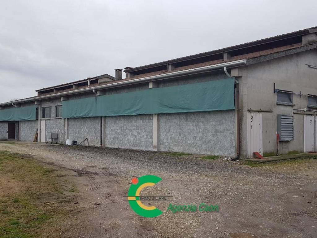 locale commerciale in vendita a Loria