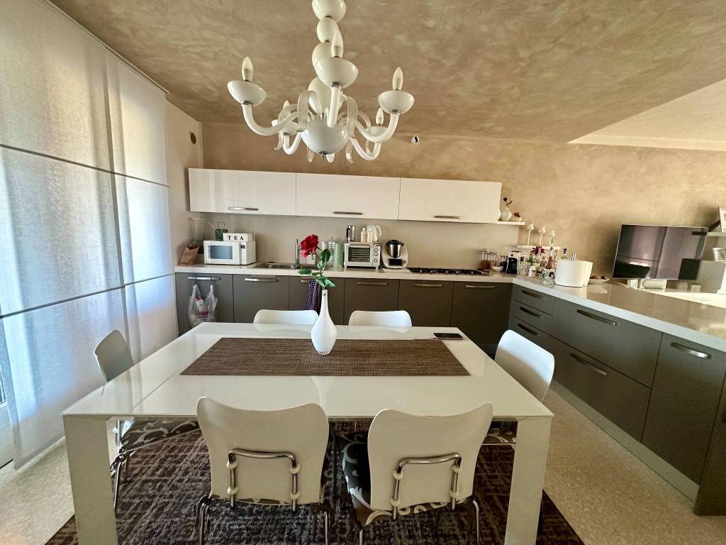 casa indipendente in vendita a Loria in zona Castione