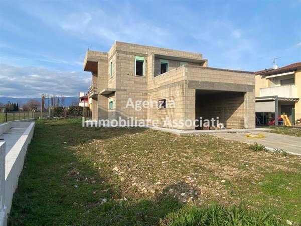 casa indipendente in vendita a Loria in zona Castione