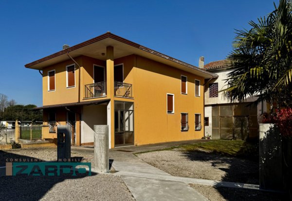 casa indipendente in vendita a Loria in zona Castione