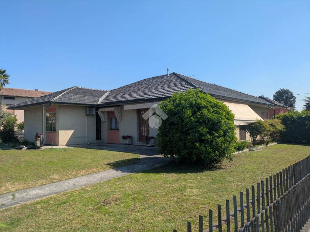 casa indipendente in vendita a Loria in zona Ramon
