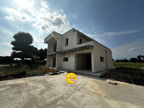 casa indipendente in vendita a Loria in zona Castione