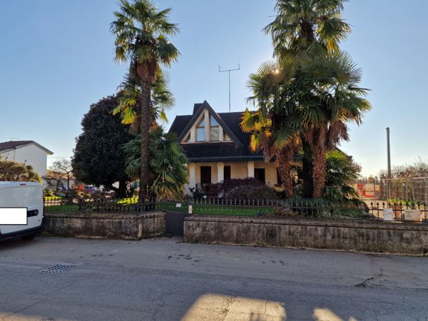 casa indipendente in vendita a Loria