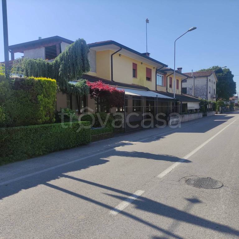 negozio in vendita a Loria in zona Castione