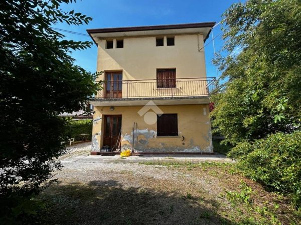 casa indipendente in vendita a Loria in zona Castione