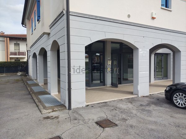 locale commerciale in vendita a Loria