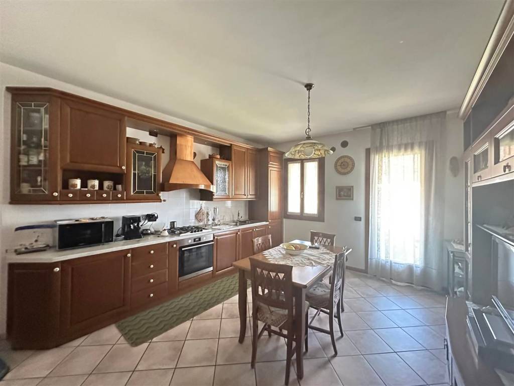 appartamento in vendita a Loria in zona Castione