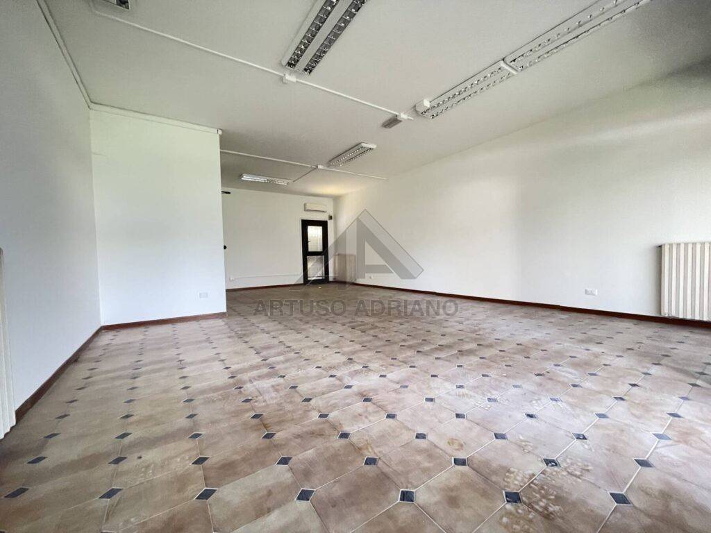 negozio in vendita a Loria in zona Bessica