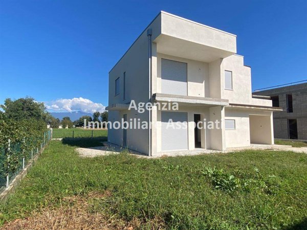 casa indipendente in vendita a Loria in zona Castione